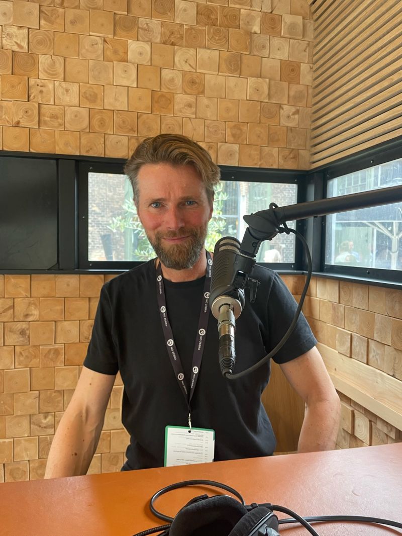 Podcast om AI, etik, filosofi og erhvervsliv I podcast-studiet til No Zebra's digital performance day